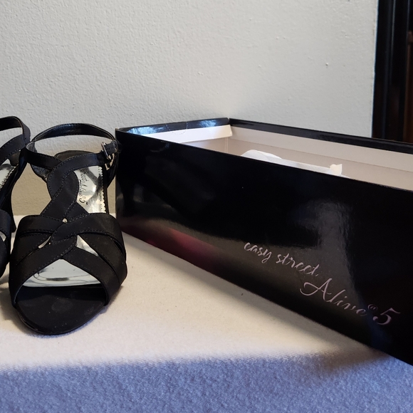 Easy Street Alive 5 Black open toed heels- Size 8.5 - Picture 2 of 7